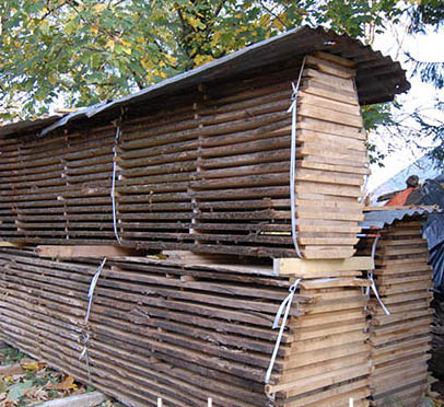 Boom, gezaagd in planken. Op een stapel. Onbekant. 